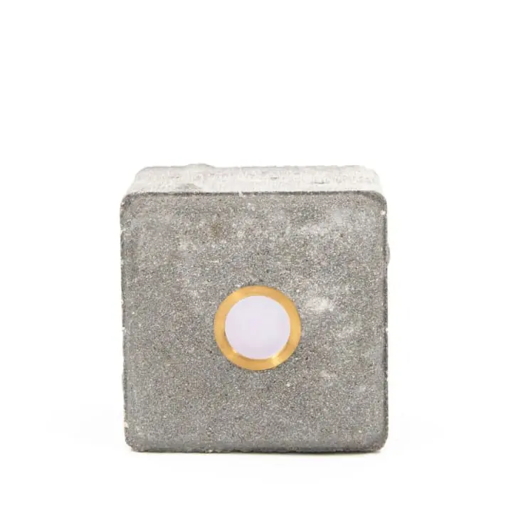 Light By Juhl betonflise med Cosmos messing spot, 10x10x6 cm, grå | Nyt i sortimentet